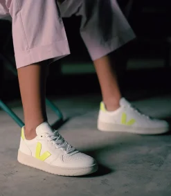 VEJA V-10 LEATHER WHITE JAUNE FLUO